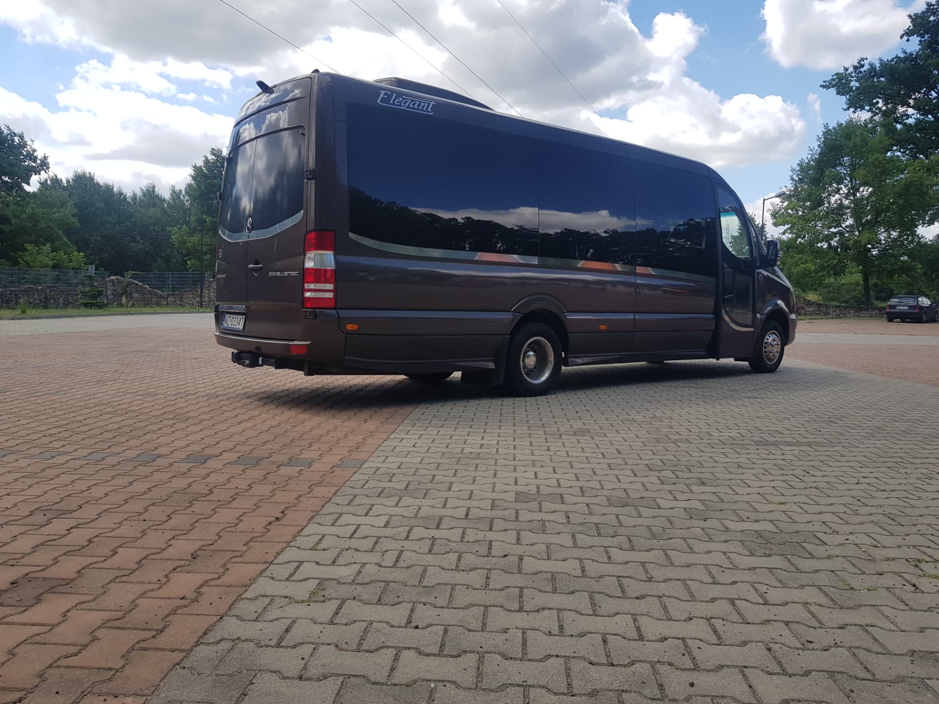 Mercedes Sprinter 20-osobowy — tył i bok pojazdu