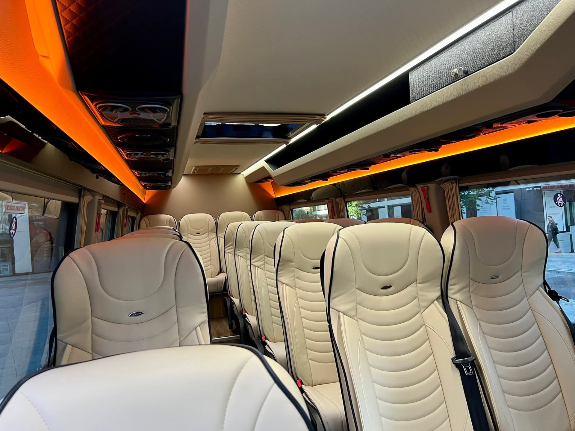 Mercedes Sprinter 20-osobowy — jasne skórzane fotele i oświetlenie wnętrza