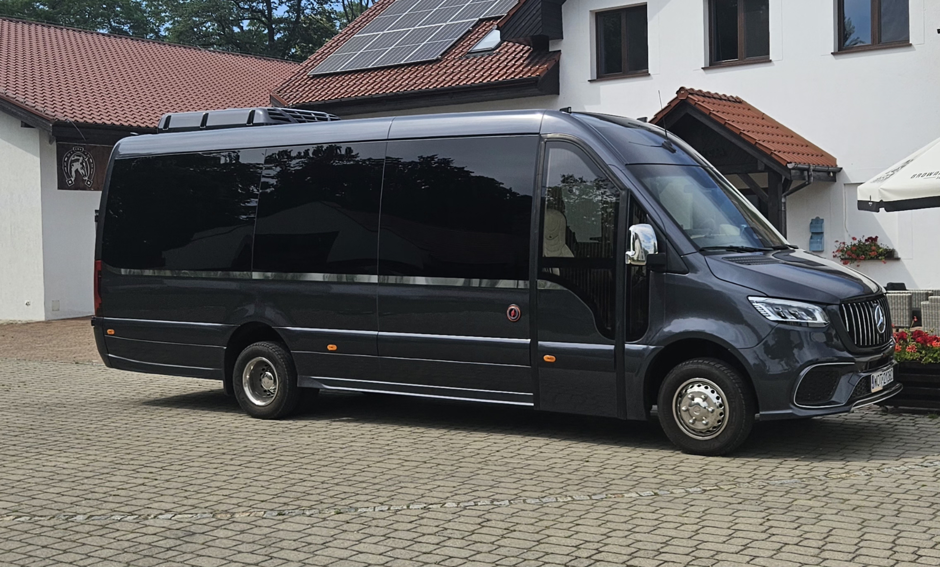 Mercedes Sprinter 20-osobowy — widok z boku, grafitowe nadwozie
