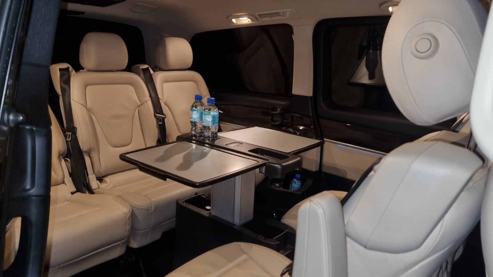 Mercedes V-klasa — rozłożony stolik między fotelami