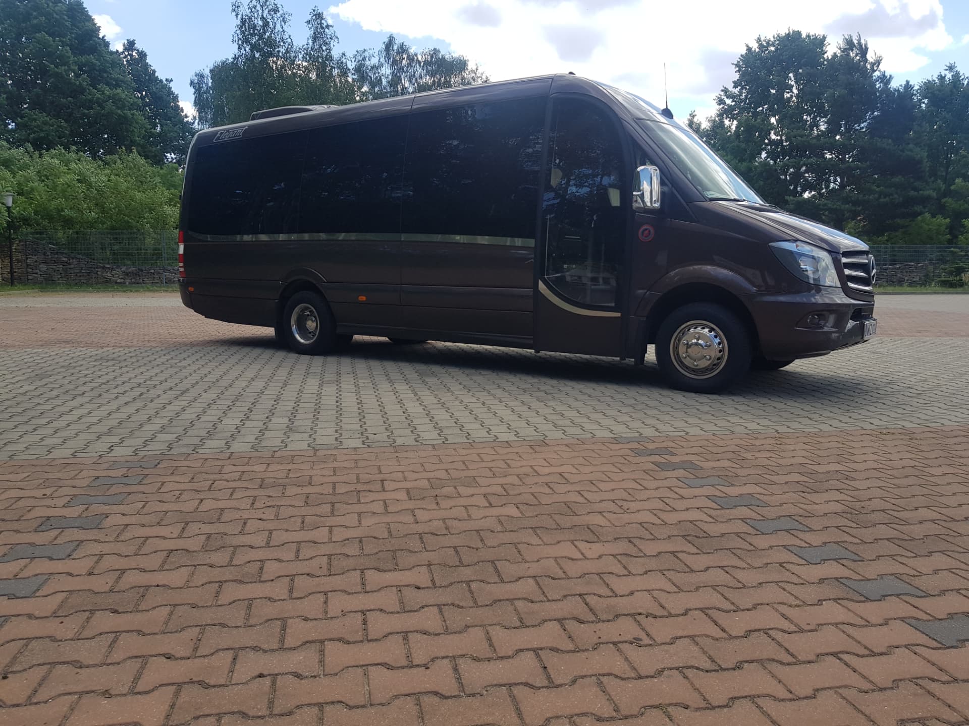 Mercedes Sprinter 20-osobowy — widok z boku