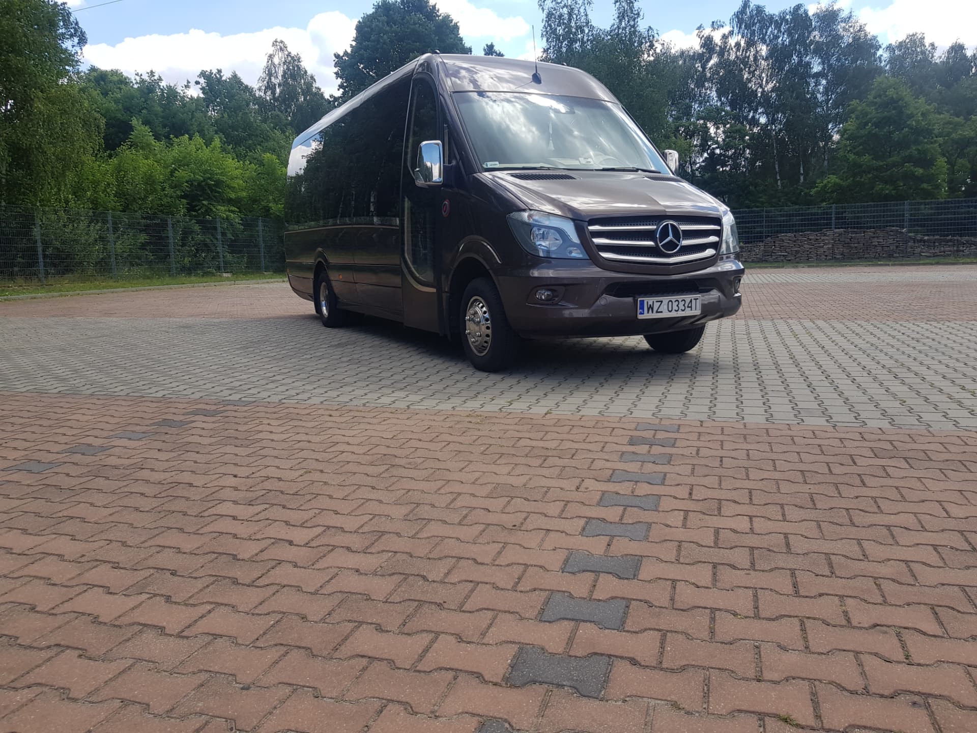 Mercedes Sprinter 20-osobowy — widok z przodu