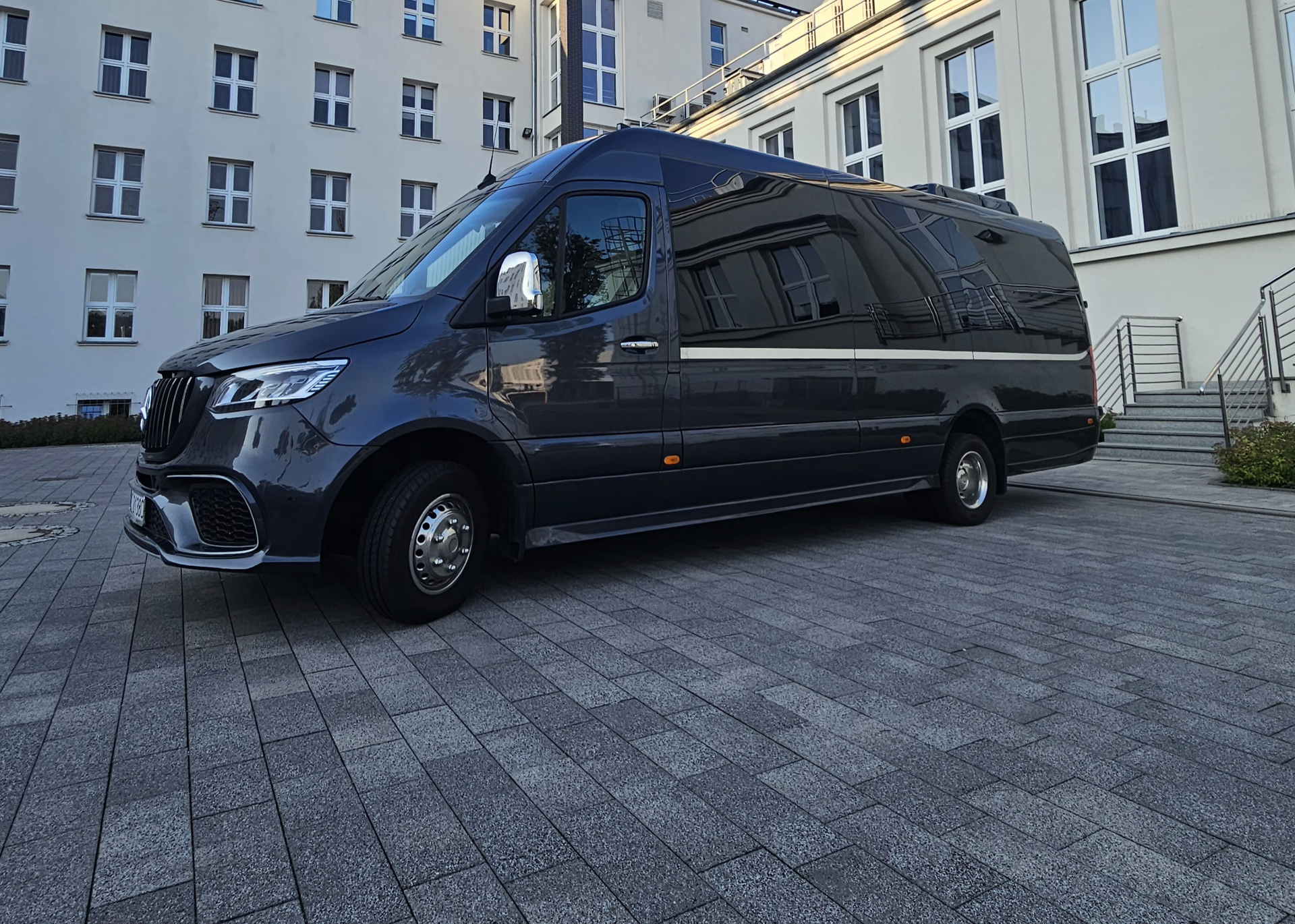 Mercedes Sprinter 20-osobowy — przód pojazdu, grafitowe nadwozie