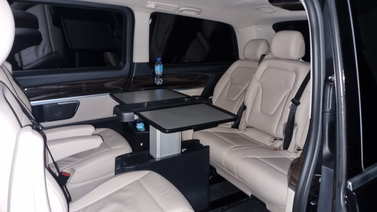 Mercedes V-klasa — stoliki i konferencyjny układ foteli