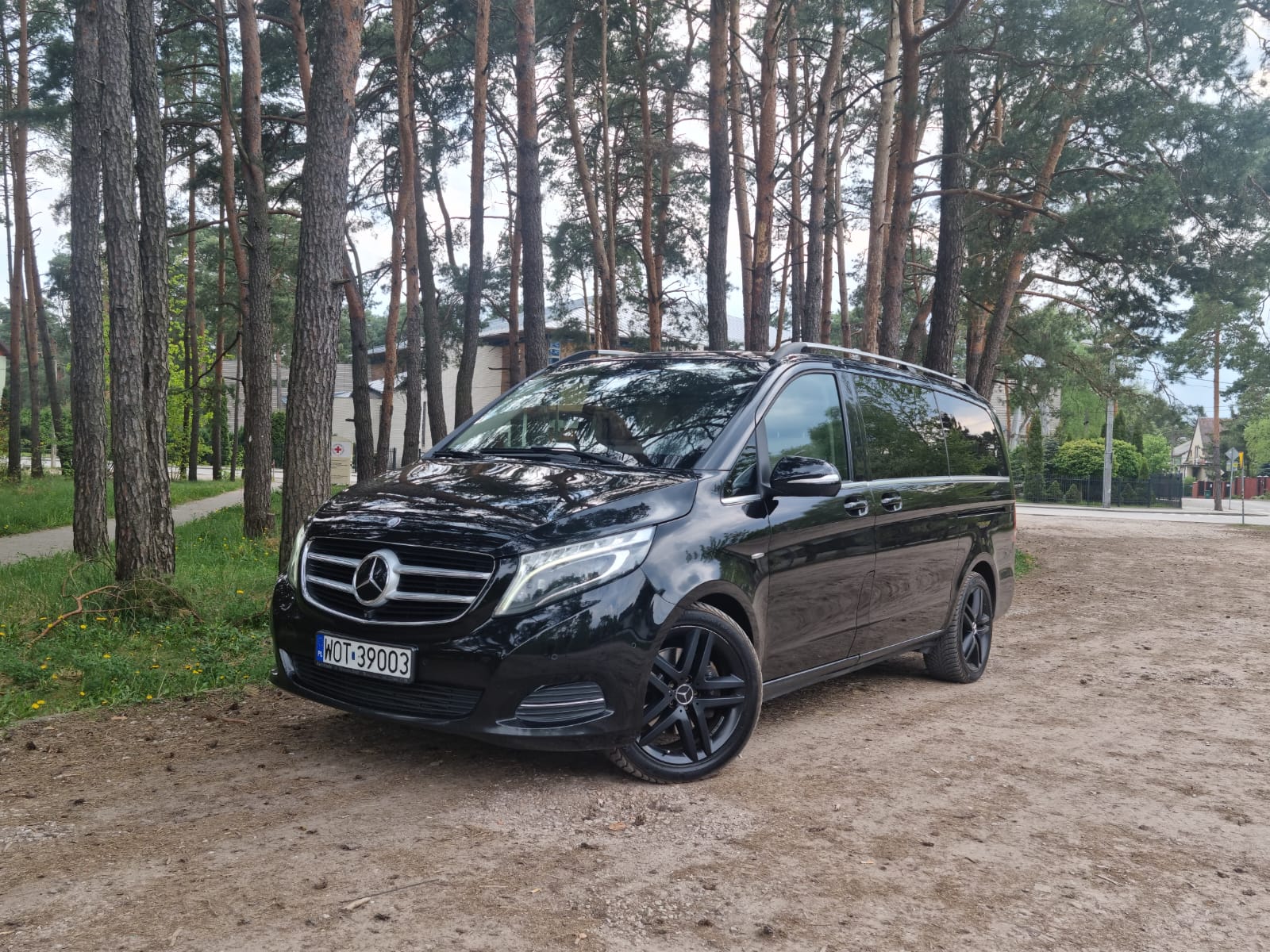 Mercedes V-klasa — czarne nadwozie, widok z przodu