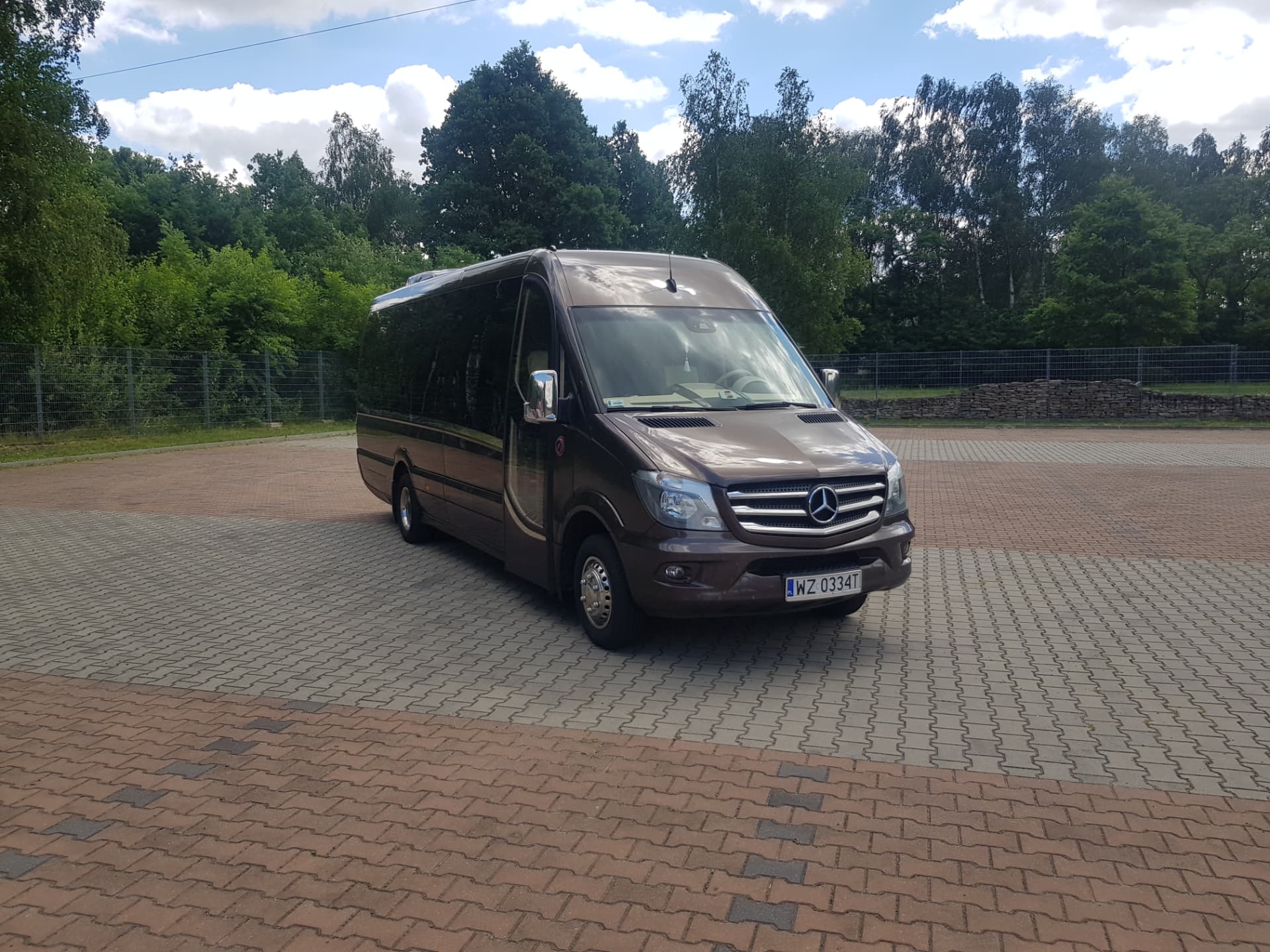 Mercedes Sprinter 20-osobowy — przód pojazdu pod kątem